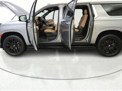 Used 2023 Chevrolet Suburban Premier AWD/4WD image 15