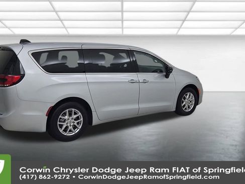 Certified 2024 Chrysler Pacifica Touring-L image 15