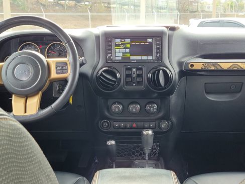 Used 2014 Jeep Wrangler Unlimited Sahara image 15