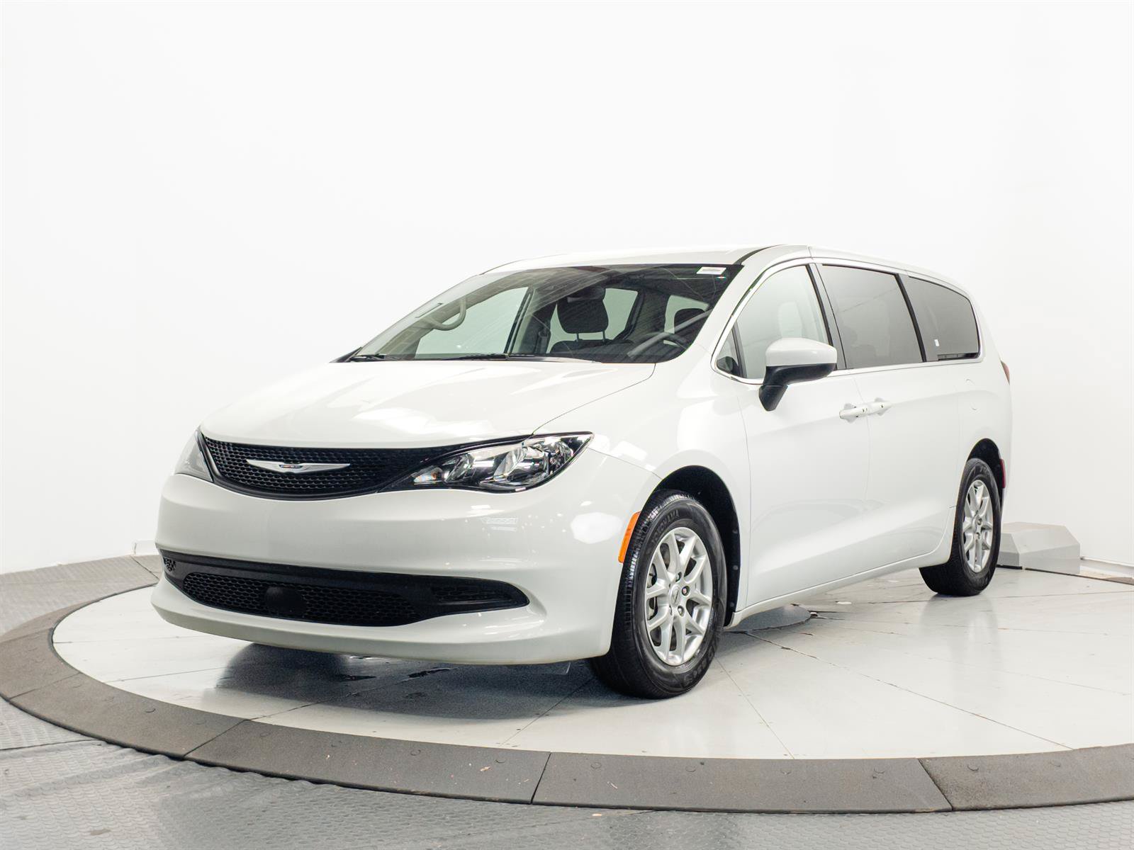 Used 2023 Chrysler Voyager LX FWD image 3