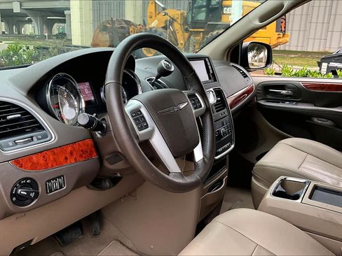 Used 2016 Chrysler Town & Country Touring image 15