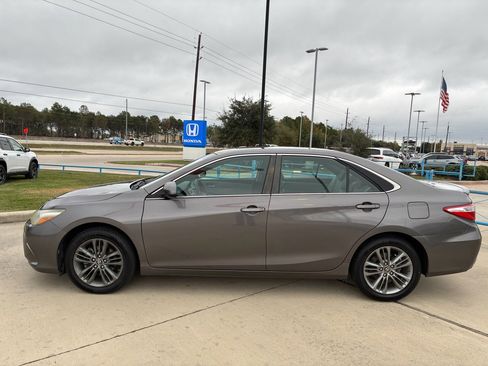Used 2017 Toyota Camry SE image 5