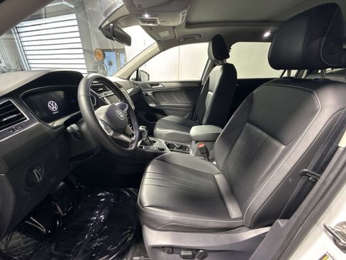 Used 2024 Volkswagen Tiguan SE w/ Panoramic Sunroof Package AWD/4WD image 14