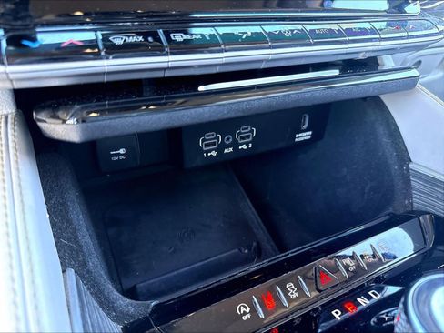 Used 2022 Jeep Wagoneer Series III AWD/4WD image 19