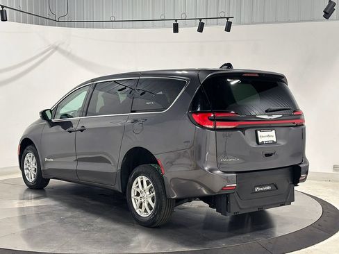 Used 2023 Chrysler Pacifica Touring-L FWD image 13