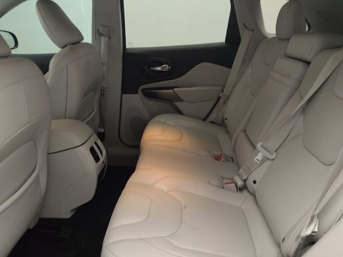 Used 2019 Jeep Cherokee Limited FWD image 18
