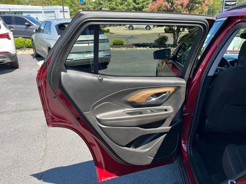 Used 2020 GMC Terrain SLE w/ Driver Convenience Package image 24