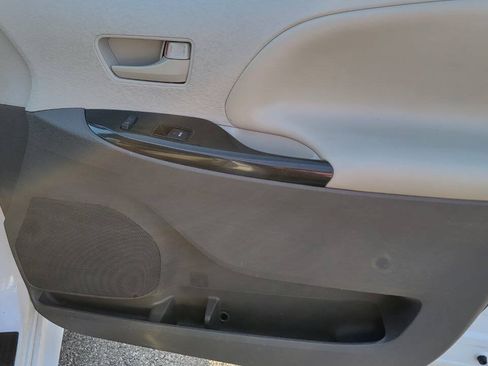 Used 2014 Toyota Sienna L FWD image 13
