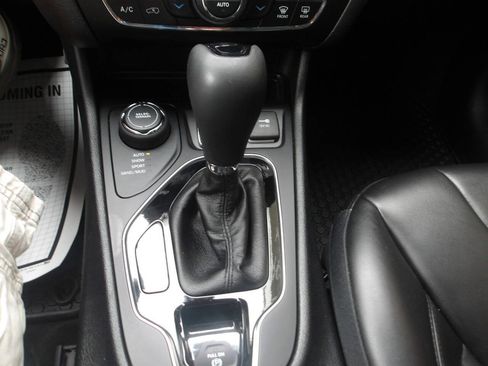 Used 2019 Jeep Cherokee Latitude Plus AWD/4WD image 18