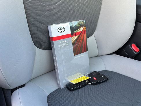 Used 2021 Toyota RAV4 XLE image 15