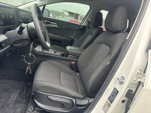 Used 2025 Kia Sportage LX FWD image 15