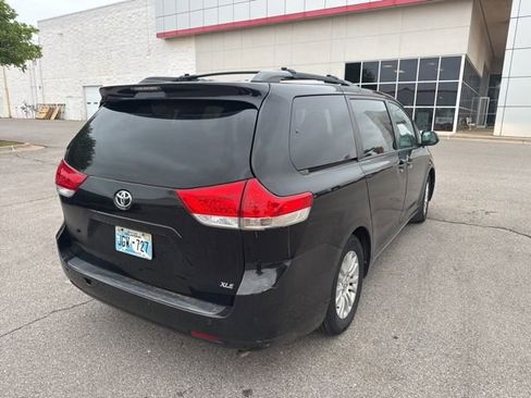 Used 2013 Toyota Sienna XLE FWD image 3