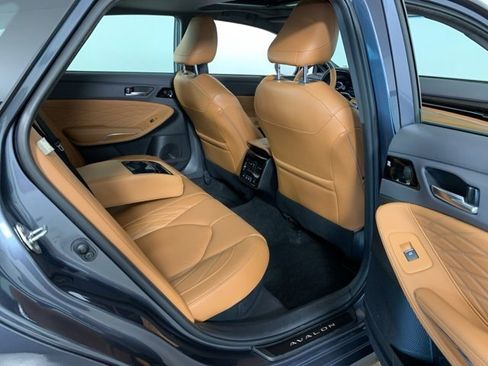 Used 2020 Toyota Avalon Limited image 37