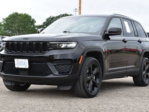 Used 2023 Jeep Grand Cherokee Laredo AWD/4WD image 1