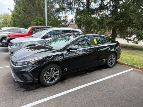 Used 2022 Kia Forte LXS w/ LXS Technology Package FWD image 2