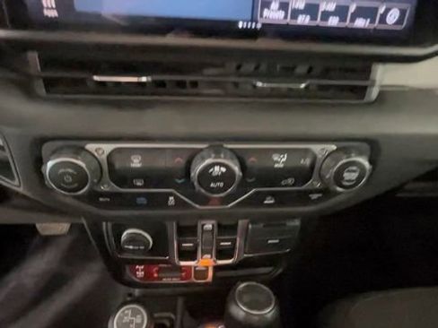 Used 2024 Jeep Wrangler Unlimited AWD/4WD image 31