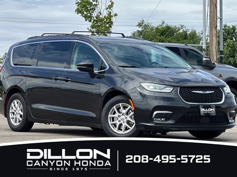 Used 2022 Chrysler Pacifica Touring-L FWD image 2