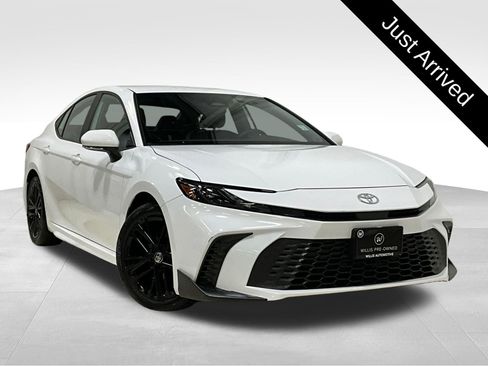 Used 2025 Toyota Camry SE FWD image 1