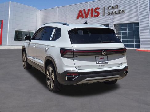 Used 2025 Volkswagen Taos SE AWD/4WD image 3