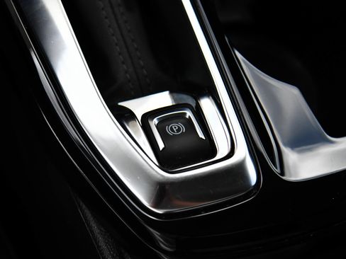 Used 2025 Chevrolet Trax LT FWD image 27