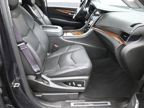 Used 2016 Cadillac Escalade Luxury image 7