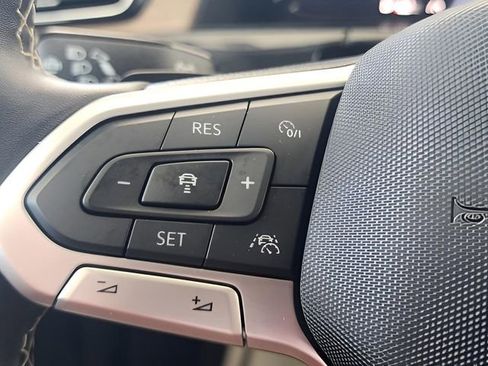 Used 2025 Volkswagen Atlas SE image 24