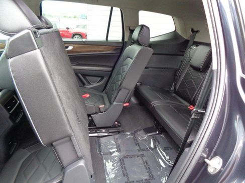 Used 2025 Volkswagen Atlas SE AWD/4WD image 17