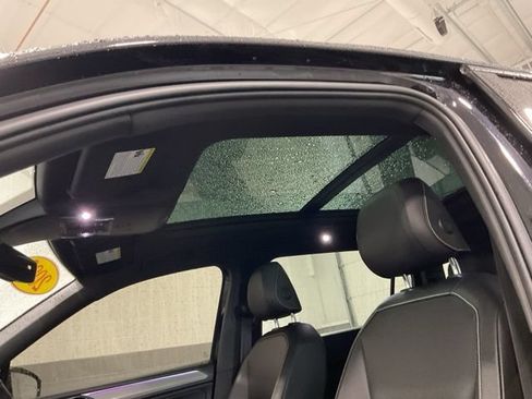 Used 2022 Volkswagen Tiguan SE R-Line AWD/4WD image 18
