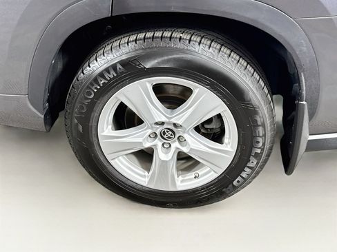 Used 2023 Toyota Highlander LE AWD/4WD image 9