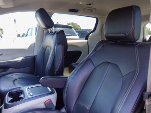 Used 2024 Chrysler Pacifica Limited FWD image 21