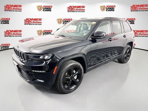 Used 2023 Jeep Grand Cherokee Limited w/ Black Appearance Package AWD/4WD image 13
