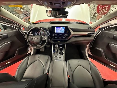 Used 2023 Toyota Highlander XLE image 12