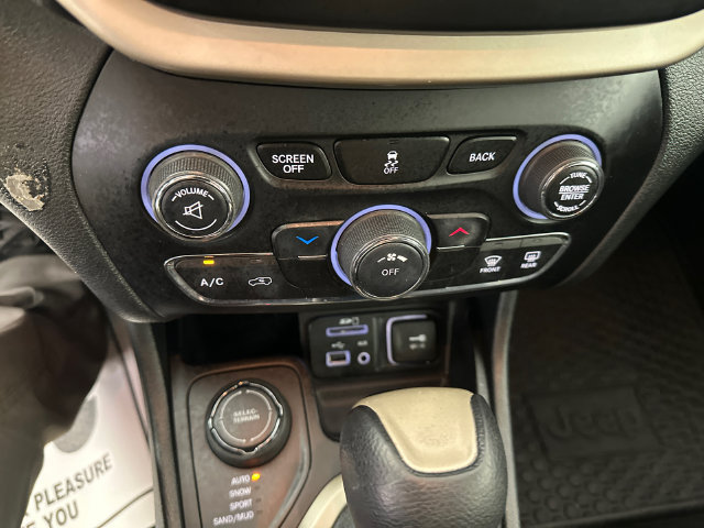Used 2015 Jeep Cherokee Latitude w/ Cold Weather Group AWD/4WD image 18