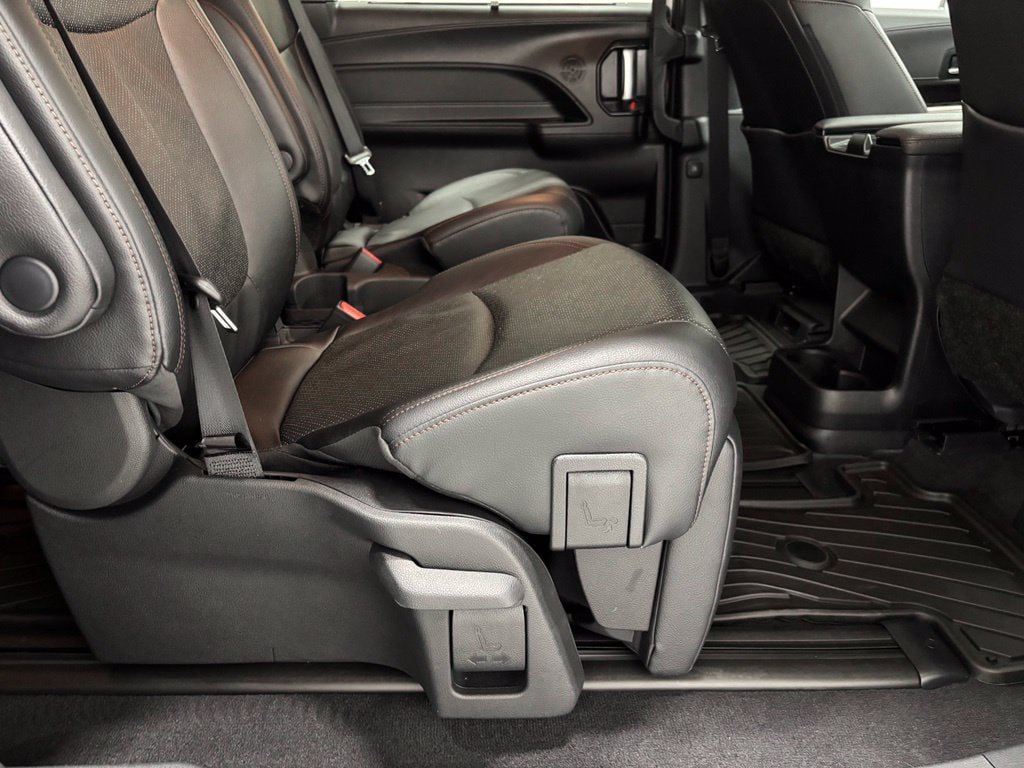 Used 2026 Toyota Sienna Limited FWD image 57