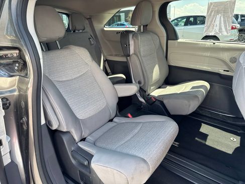 Used 2024 Toyota Sienna LE FWD image 12