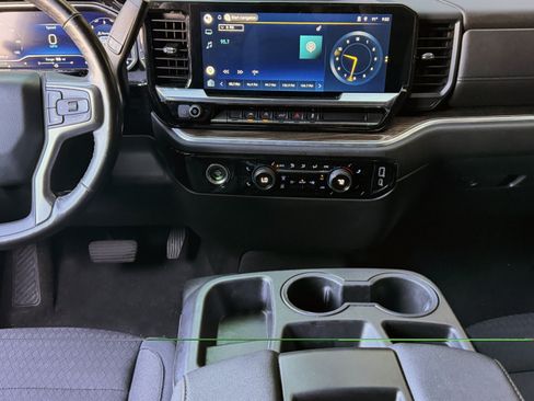 Used 2022 Chevrolet Silverado 1500 LT AWD/4WD image 9