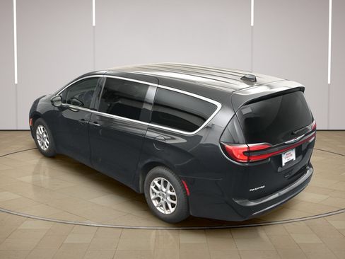 Used 2023 Chrysler Pacifica Touring-L FWD image 38