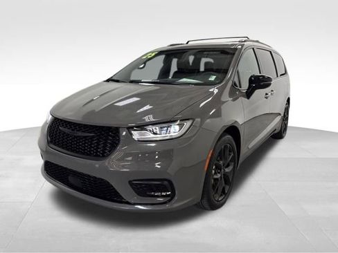 Certified 2025 Chrysler Pacifica Limited image 3