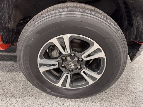 Used 2018 Toyota Tacoma TRD Sport image 28