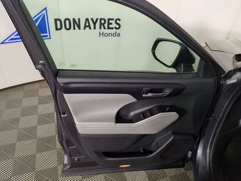 Used 2020 Toyota Highlander XLE image 12