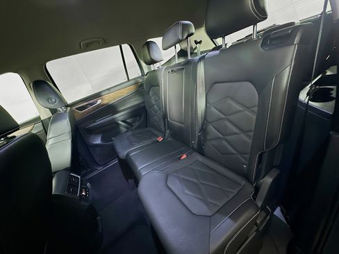 Used 2025 Volkswagen Atlas SE image 27