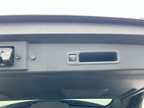 Used 2025 Toyota Sienna XLE image 23