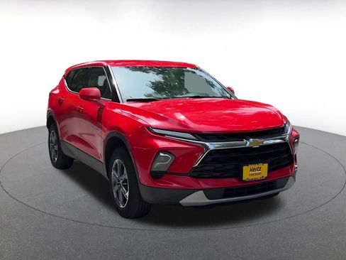 Used 2025 Chevrolet Blazer LT FWD image 3