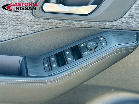 Used 2023 Nissan Rogue SV image 23