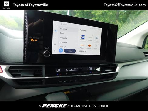 Used 2026 Toyota Sienna LE FWD image 9