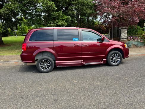 Used 2017 Dodge Grand Caravan SXT FWD image 5
