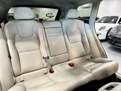 Used 2019 Volvo XC60 T5 Momentum w/ Premium Package image 17