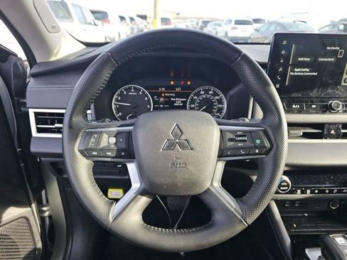 Used 2025 Mitsubishi Outlander AWD image 11