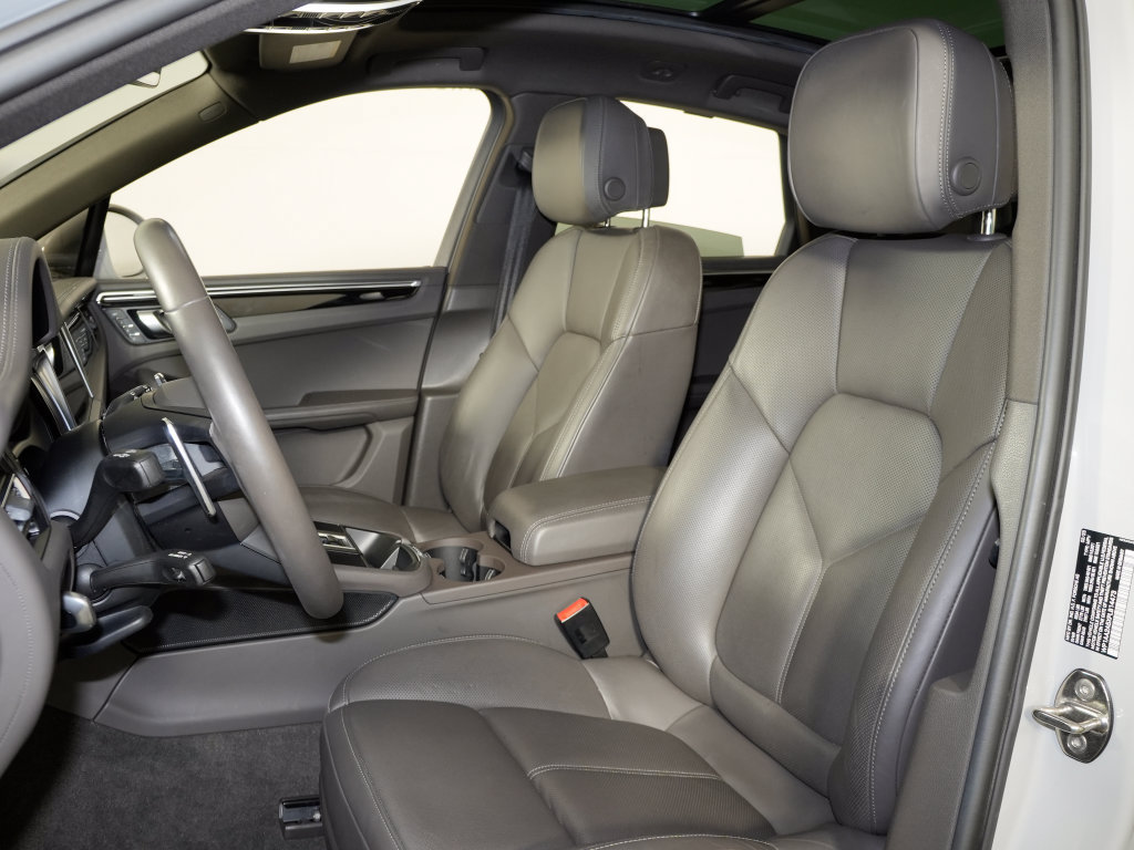 Certified 2023 Porsche Macan AWD/4WD image 5