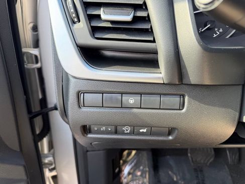 Used 2025 Nissan Rogue SV FWD image 16